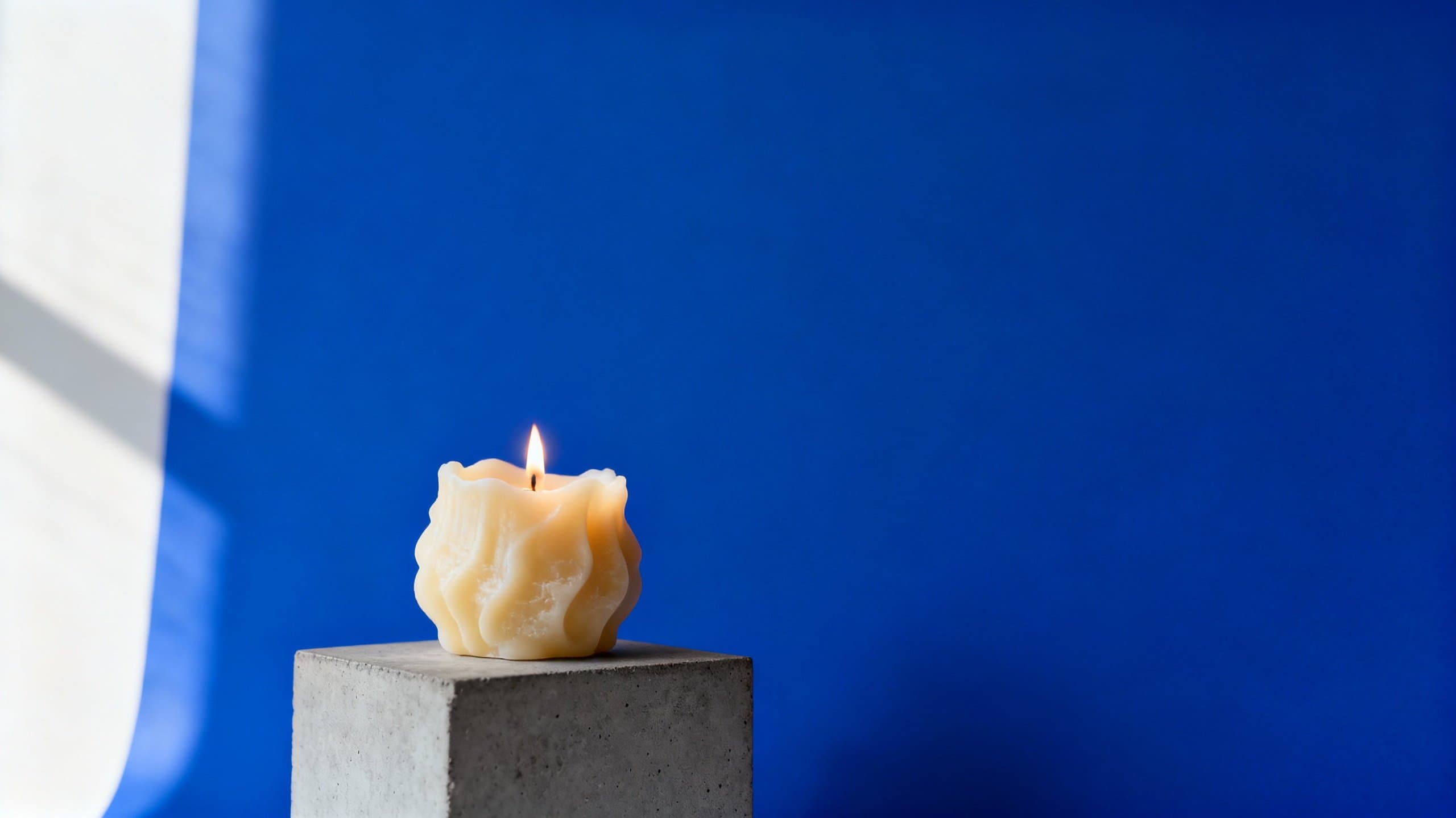 Professional illustration: For founders demanding instant photorealistic product ads that replace fragmente